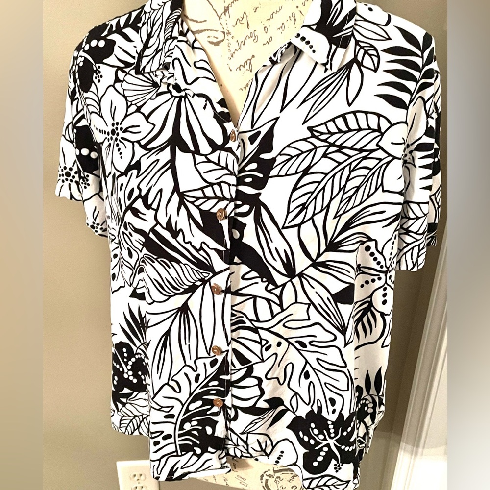 Gloria Vanderbilt Casuals Black/White Floral Print Short Sleeve Button Up Shirt